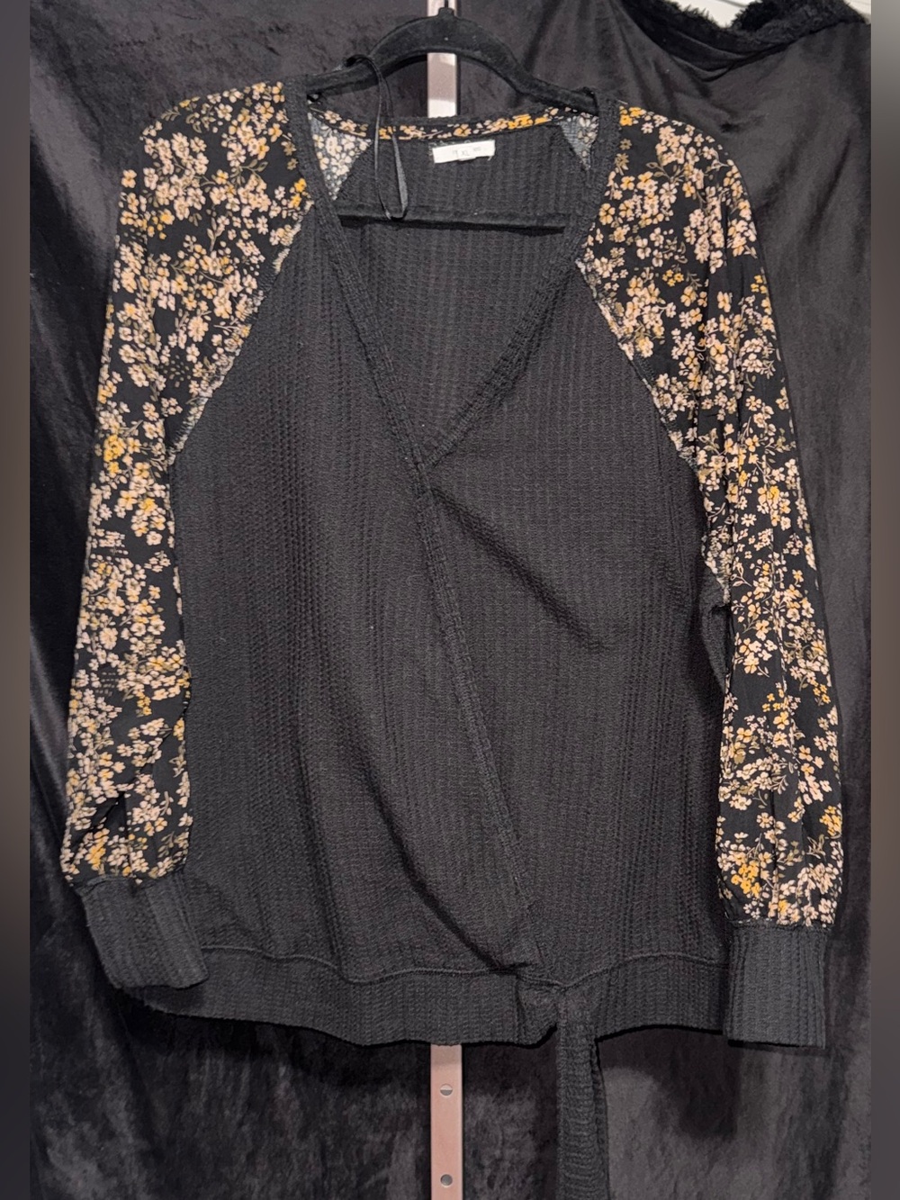 Maurices Floral Sheer Sleeve
Tie Front Sweater Sz XL